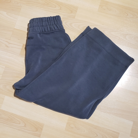 LULULEMON soft ambition wide leg crop